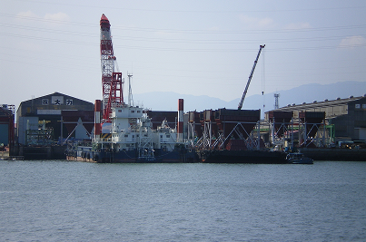 弊社の本社工場岸壁より荷役可能です
